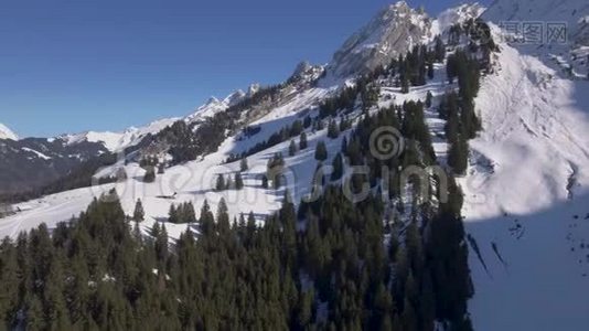 无人机飞越一些高山。视频