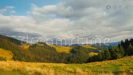 天空中的云在背景上的群山中流动视频