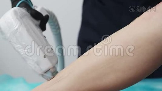美容师在美容工作室里用激光`客户脚上脱毛视频