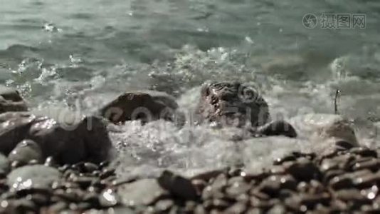 海浪冲刷海石.视频