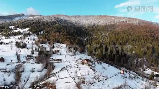 冬季喀尔巴阡山脉村庄的鸟瞰图。亚伦奇，乌克兰。视频