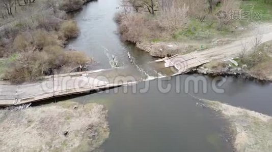 空中飞行。 洪水淹没了浮桥视频