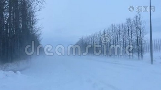 4K镜头冰岛在冬季的大雪风暴。 在这种天气下，道路或航班通常是关闭的。视频