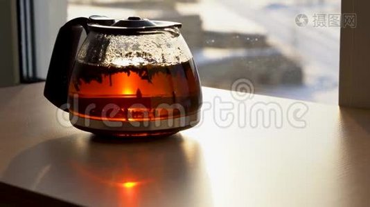 一个茶壶，茶是用透明的玻璃在朝阳的照射下制成的. 在玻璃茶壶里漂浮的红茶颗粒，视频