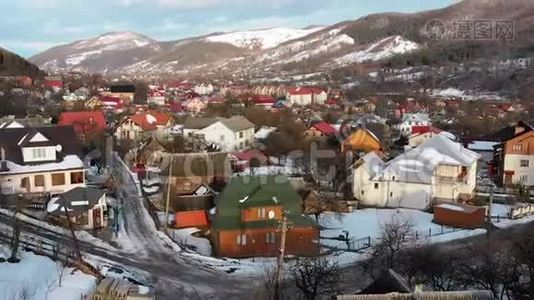 冬季喀尔巴阡山脉一个村庄的鸟瞰图。 亚雷米奇，乌克兰。视频