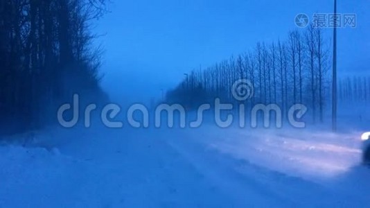 4K镜头冰岛在冬季的大雪风暴。 在这种天气下，道路或航班通常是关闭的。视频