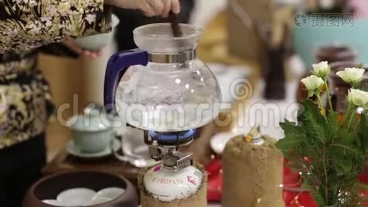 在传统的日本茶道中泡茶。视频