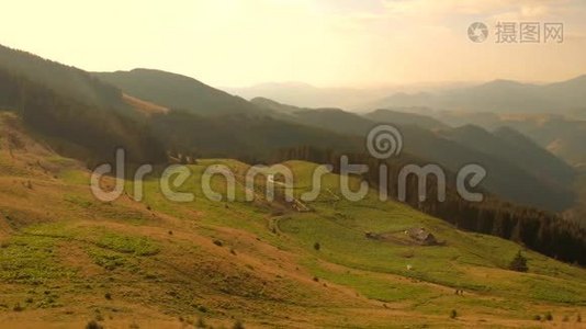 喀尔巴阡山脉夏季景观。视频