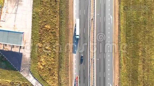 汽车在绿色的田野上行驶着白色的道路标记视频