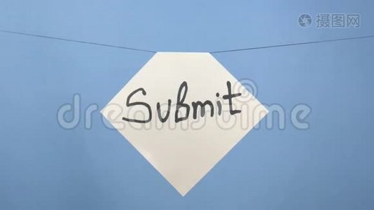 燃烧和吸烟的白纸上有黑色的铭文`在蓝色背景上提交`视频