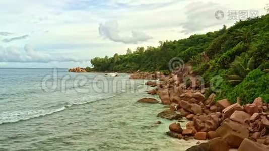 印度洋上的塞舌尔岛景观La Digue，美丽的蓝色海洋，有海浪、沙滩和热带绿色森林视频