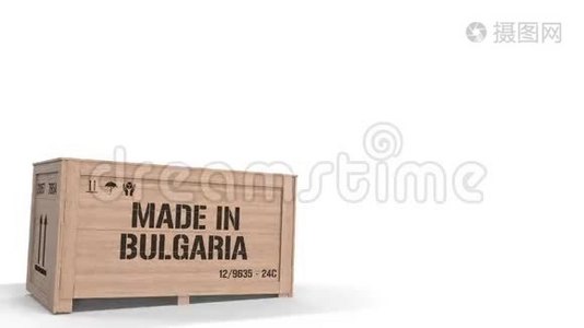半木箱与印刷模具在保加利亚文字白色背景。 保加利亚工业生产相关3D视频