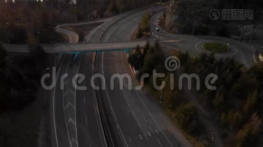 汽车行驶在风景优美的山区公路，俯瞰日落附近的温哥华，BC。 24FPS4K。视频