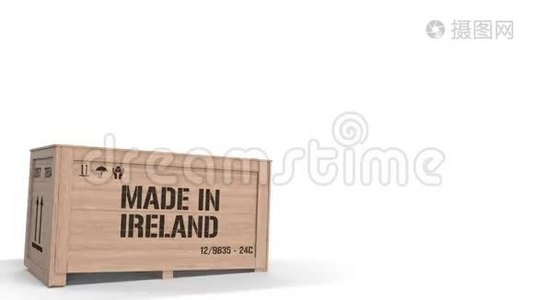 在红外背景上隔离的带有MADE的速率文本。 爱尔兰工业生产相关3D动画视频