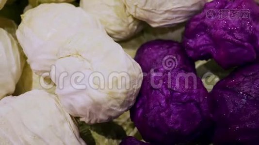 杂货店货架上的白色和紫色卷心菜视频