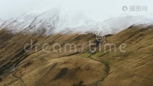 云中的大山.. 顶部的雪。视频