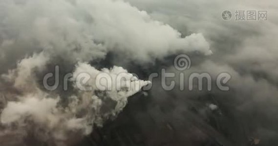 空中观景。 从工业管道排放到大气。 用无人驾驶飞机推进烟囱管道。视频