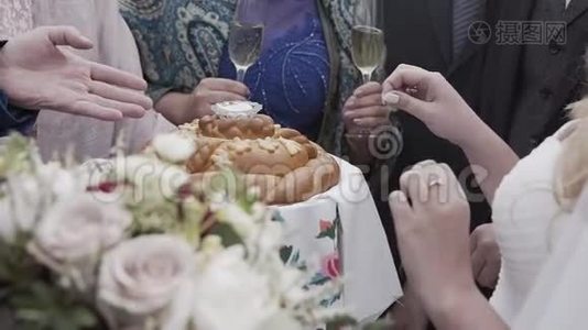 新婚夫妇在庆祝时打破传统的婚礼面包。视频