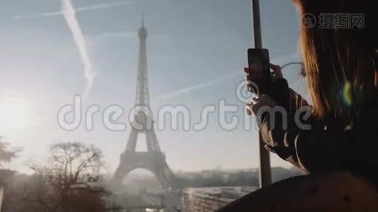 高兴兴奋的当地博客妇女拍摄史诗般的日落巴黎埃菲尔铁塔天空全景与电话慢动作。视频