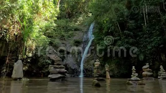 野生丛林森林环境中美丽的瀑布和翠绿的淡水湖。 旅行和视频