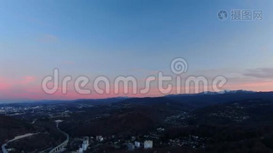 鸟瞰全景日出以上的山在海滨。视频