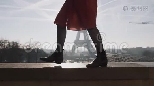 影院特写，美腿幸福的红衣女子奔跑在浪漫的埃菲尔铁塔附近全景慢镜头..视频