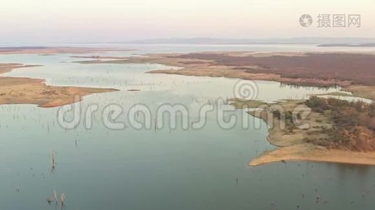 非洲津巴布韦的卡里巴湖。 空中的风景，水中的树木，鳄鱼，鸟类和河马视频