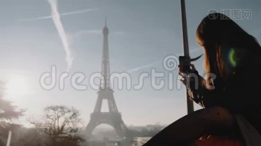 快乐年轻的旅游女游客为日落巴黎埃菲尔铁塔全景拍摄智能手机照片浪漫度假慢动作视频