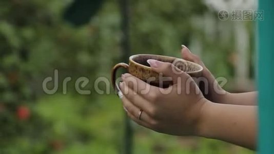 少女手中的一大杯咖啡..视频