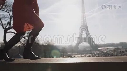 美丽幸福的年轻女子特写双腿穿着红色连衣裙，在浪漫的埃菲尔铁塔上奔跑，天空全景慢镜头。视频