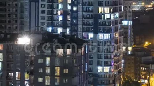 多层建筑，夜间更换窗户照明。 时间推移视频