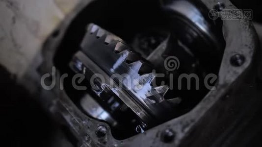 焊接前打开变速箱复位.. 车的金属部分.. 机器油视频