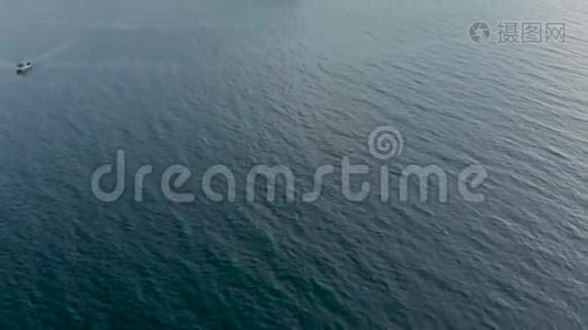 空中无人机拍摄的温哥华岛海岸线崎岖不平，靠近克附近有一个现代化的海景公寓视频