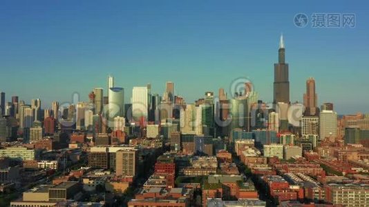 芝加哥天际线的鸟瞰IL日落向前飞视频