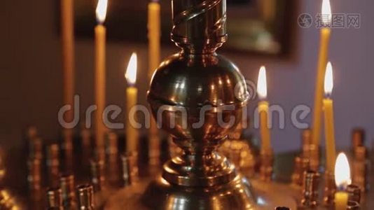 在教堂礼拜时在烛台上点燃教堂的蜡烛。视频