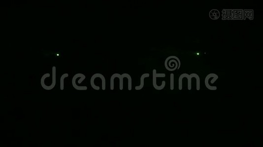 在烟雾毯的黑暗中，轮廓聚光灯的绿光被诱导视频