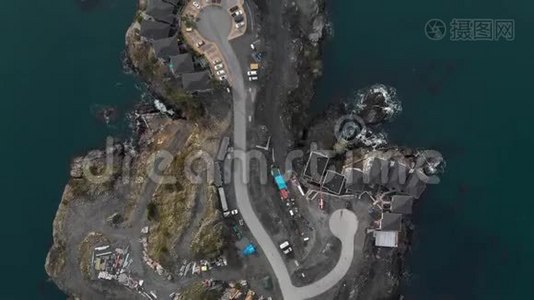 在苏克附近的一个海洋悬崖上，一个海滨住宅开发的自上而下的无人机视图。 4K24PFS..视频