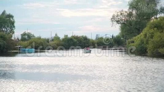 在湖上驾驶摩托艇的人视频