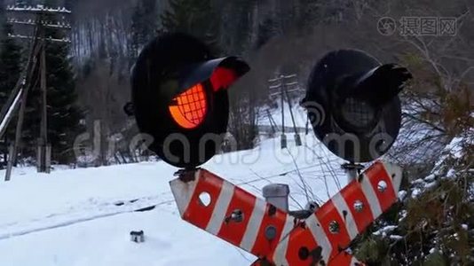 在冬季的一个森林里的铁路十字路口，红色闪光交通灯. 列车通过视频