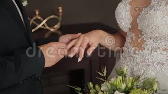 新婚夫妇把戒指戴在手指上。视频