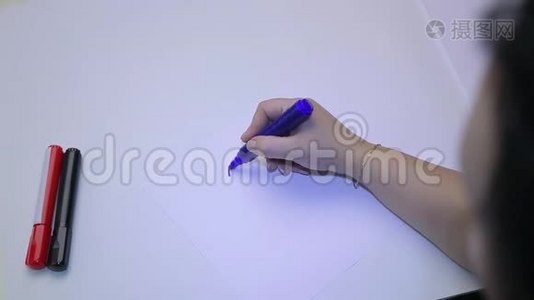 心理学家的一位女士接受了心理测试，用蓝色记号笔用表情符号画出一种情绪视频