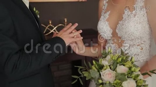 新婚夫妇把戒指戴在手指上。视频