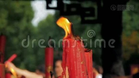 中国苏州-2019年10月3日：在佛教寺庙燃烧蜡烛。视频