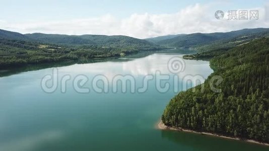 夏季景观有湖泊和山地林地。 天空的倒影视频