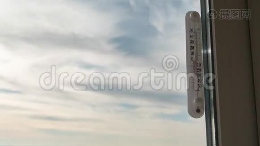 窗外温度温度计及时移天气变化视频