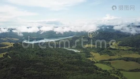 夏雨后的雾云.. 有湖泊和山地林地的夏季景观视频