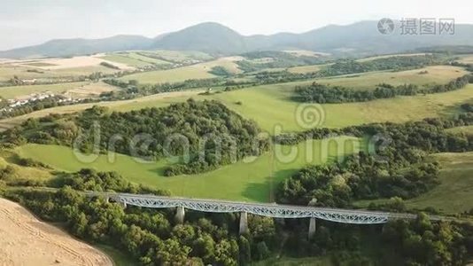 有田野、草地和铁路桥的夏季景观视频