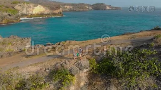 一家人在印度尼西亚努沙佩尼达岛游览破滩著名旅游胜地的空中拍摄视频