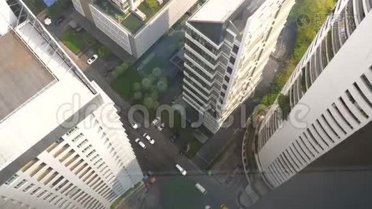 从曼谷摩天大楼的道路和驾驶车的窗口俯视视频