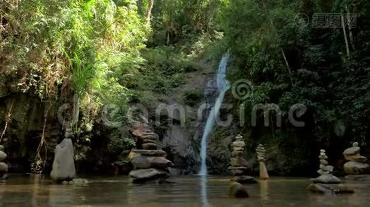 野生丛林森林环境中美丽的瀑布和翠绿的淡水湖。 旅行和视频